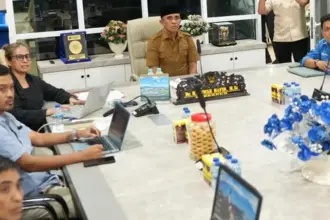 Gubernur Sulteng Anwar Hafid (tengah) bersama Ketua Satgas PKA Eva Bande di Ruang Kerja Gubernur, Selasa (14/10/2025). (© Satgas PKA Sulteng)