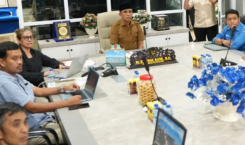 Gubernur Sulteng Anwar Hafid (tengah) bersama Ketua Satgas PKA Eva Bande di Ruang Kerja Gubernur, Selasa (14/10/2025). (© Satgas PKA Sulteng)