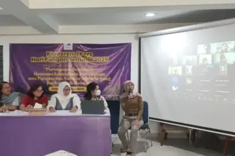 Solidaritsa perempuan pada konferensi pers Hari Pangan Sedunia, Kamis (16/10/2025). (© Solidaritas Perempuan)