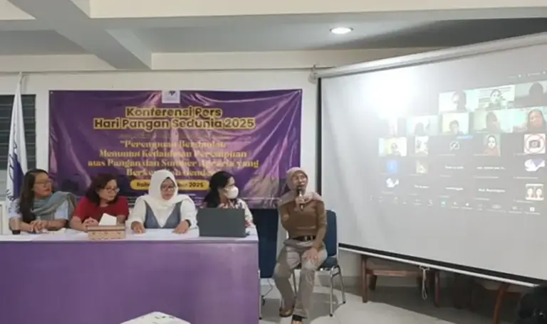 Solidaritsa perempuan pada konferensi pers Hari Pangan Sedunia, Kamis (16/10/2025). (© Solidaritas Perempuan)