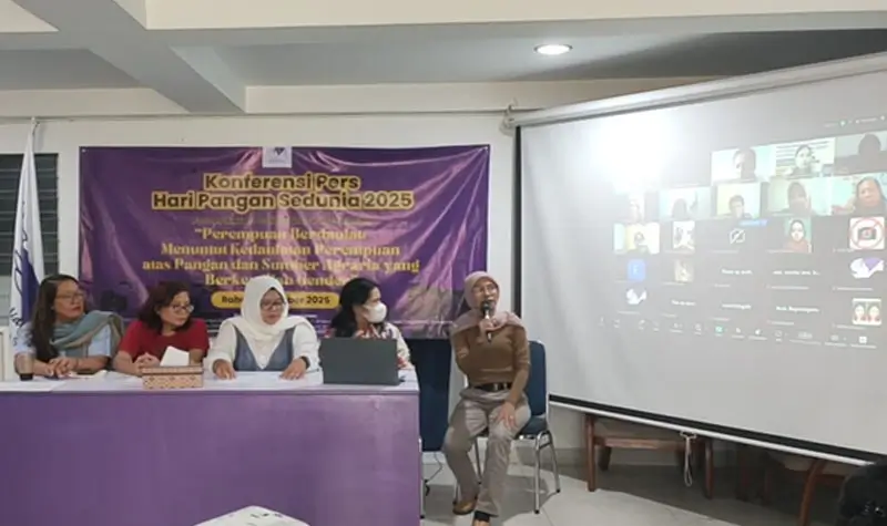 Solidaritsa perempuan pada konferensi pers Hari Pangan Sedunia, Kamis (16/10/2025). (© Solidaritas Perempuan)