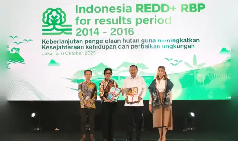 (dari kiri ke kanan) Direktur Utama Dr. Joko Tri Haryanto, Sekretaris Utama Kementerian Lingkungan Hidup Rosa Vivien, Wakil Menteri Kehutanan Rohmat Marzuki, Kepala Perwakilan UNDP Indonesia Sara Ferrer Olivella. (© Bambang/UNDP)