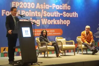 Sekretaris Kemendukbangga/BKKBN, Prof Budi Setiyono menyampaikan sambutan pada Workshop Pembelajaran Selatan-Selatan FP2030 di Bali, Rabu (8/10/2025). (© BKKBN Bali)