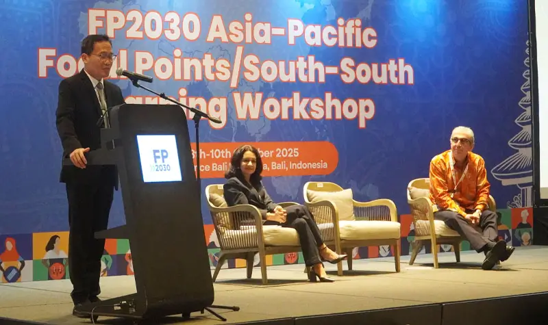 Sekretaris Kemendukbangga/BKKBN, Prof Budi Setiyono menyampaikan sambutan pada Workshop Pembelajaran Selatan-Selatan FP2030 di Bali, Rabu (8/10/2025). (© BKKBN Bali)