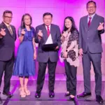 Manajemen PT Vale Indonesia menunjukkan trofi penghargaan Supply Chain Excellence Awards (SCEA) Asia Pacific 2025 di SIngapura (Selasa 30/9/2025). (© PT Vale Indonesia)