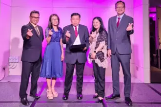 Manajemen PT Vale Indonesia menunjukkan trofi penghargaan Supply Chain Excellence Awards (SCEA) Asia Pacific 2025 di SIngapura (Selasa 30/9/2025). (© PT Vale Indonesia)