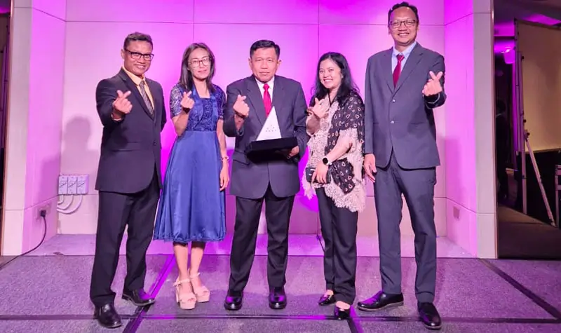Manajemen PT Vale Indonesia menunjukkan trofi penghargaan Supply Chain Excellence Awards (SCEA) Asia Pacific 2025 di SIngapura (Selasa 30/9/2025). (© PT Vale Indonesia)