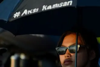 Seorang mahasiswi mengukitu Aksi Kamisan ke 71 di depan Kampus Untad Palu, Kamis (2/10/2025). (© bmzIMAGES/basri marzuki)