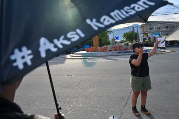 Aktivis berorasi pada Aksi Kamisan ke-74 di depan Kampus Untad, Kamis (23/10/2025). (©bmzIMAGES/Basri Marzuki)