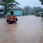 Tim SAR menyisir lokasi banjir di Desa Tuweley, Baolan, Tolitoli, Minggu (26/10/2025). (©Basarnas Palu)
