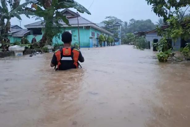 Tim SAR menyisir lokasi banjir di Desa Tuweley, Baolan, Tolitoli, Minggu (26/10/2025). (©Basarnas Palu)