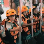 Sejumlah anak TK mengenakan pakaian rescue di Kantor Basarnas Palu, Selasa (21/10/2025). (©Basarnas Palu)