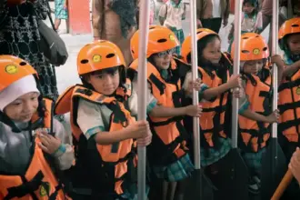 Sejumlah anak TK mengenakan pakaian rescue di Kantor Basarnas Palu, Selasa (21/10/2025). (©Basarnas Palu)