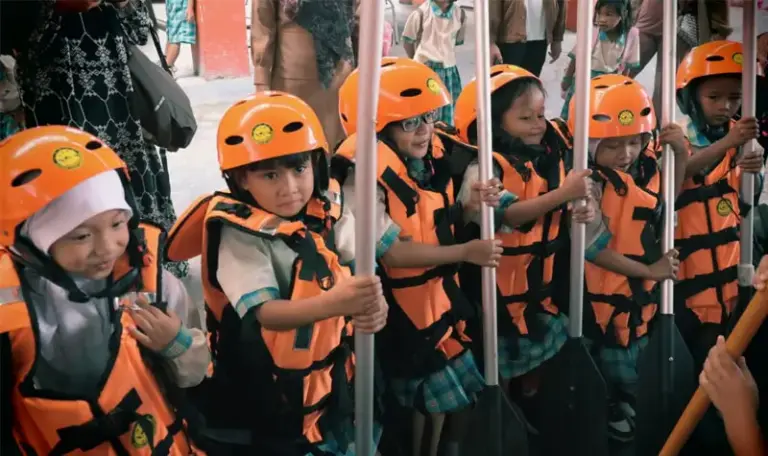 Sejumlah anak TK mengenakan pakaian rescue di Kantor Basarnas Palu, Selasa (21/10/2025). (©Basarnas Palu)