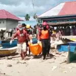 Tim SAR gabungan mengevakuasi jenazah nelayan yang dilaporkan hilang dan ditemukan meninggal dunia di perairan Desa Dodung, Banggai Laut, Minggu (5/10/2025). (© Basarnas Palu)