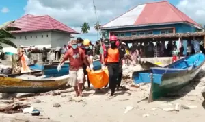 Tim SAR gabungan mengevakuasi jenazah nelayan yang dilaporkan hilang dan ditemukan meninggal dunia di perairan Desa Dodung, Banggai Laut, Minggu (5/10/2025). (© Basarnas Palu)
