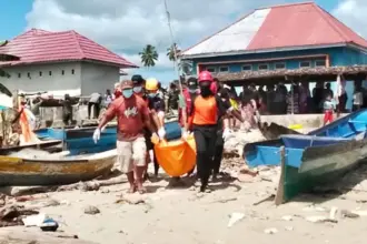 Tim SAR gabungan mengevakuasi jenazah nelayan yang dilaporkan hilang dan ditemukan meninggal dunia di perairan Desa Dodung, Banggai Laut, Minggu (5/10/2025). (© Basarnas Palu)