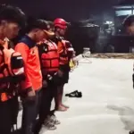 Tim SAR briefing sebelum berangkat melakukan pencarain nelayan yang hilang di perairan Desa Dodung, Banggai Laut, Sabtu (4/10/2025). (© Basarnas Palu)