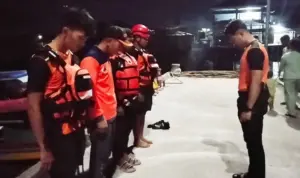 Tim SAR briefing sebelum berangkat melakukan pencarain nelayan yang hilang di perairan Desa Dodung, Banggai Laut, Sabtu (4/10/2025). (© Basarnas Palu)