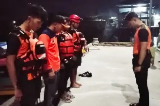 Tim SAR briefing sebelum berangkat melakukan pencarain nelayan yang hilang di perairan Desa Dodung, Banggai Laut, Sabtu (4/10/2025). (© Basarnas Palu)
