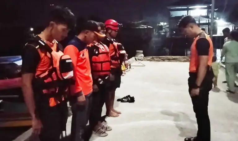 Tim SAR briefing sebelum berangkat melakukan pencarain nelayan yang hilang di perairan Desa Dodung, Banggai Laut, Sabtu (4/10/2025). (© Basarnas Palu)