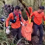 Tim SAR gBungan mengevakuasi jeanzah Gate yang meninggal di Gawalise, Minggu (12/10/2025). (© Basarnas Palu)