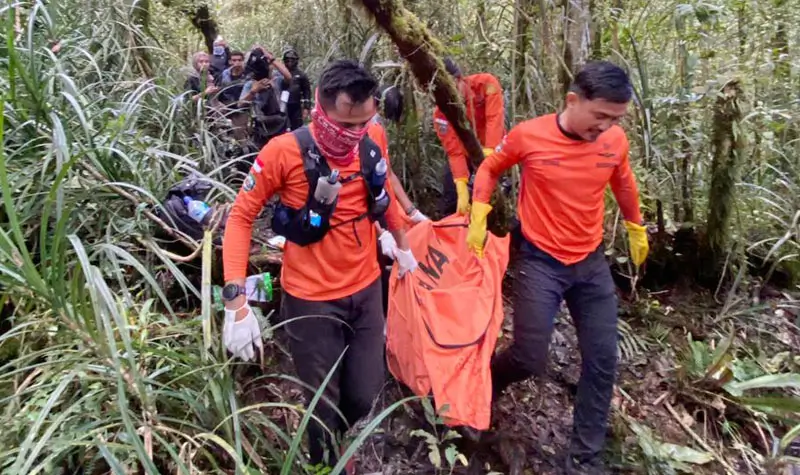 Tim SAR gBungan mengevakuasi jeanzah Gate yang meninggal di Gawalise, Minggu (12/10/2025). (© Basarnas Palu)