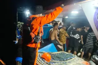 Para penumpang KM Cahaya Sarifa yang seluruhnya berhasil dievakuasi dan selamat setelah tenggelam di perairan Morowali, Kamis (30/10/2025). (©Basarnas Palu)