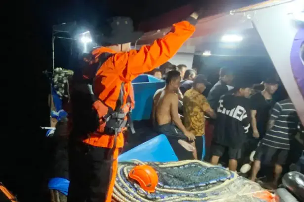 Para penumpang KM Cahaya Sarifa yang seluruhnya berhasil dievakuasi dan selamat setelah tenggelam di perairan Morowali, Kamis (30/10/2025). (©Basarnas Palu)