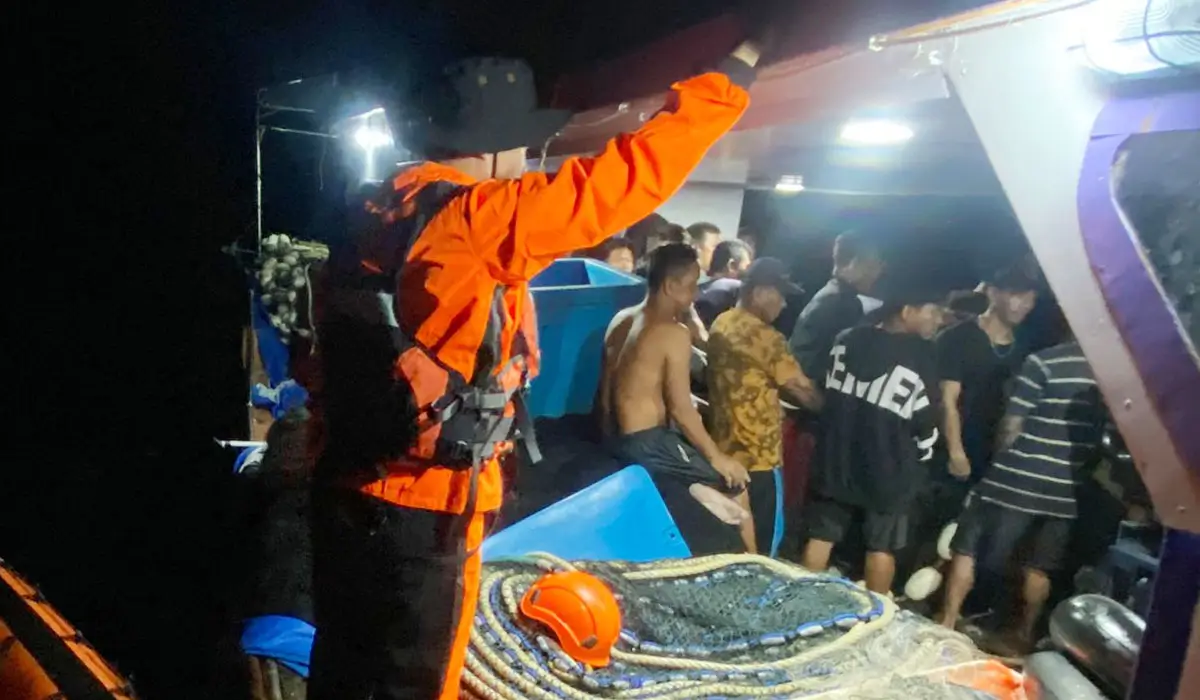 Para penumpang KM Cahaya Sarifa yang seluruhnya berhasil dievakuasi dan selamat setelah tenggelam di perairan Morowali, Kamis (30/10/2025). (©Basarnas Palu)