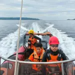 Tim SAR melakukan pencarian nelayan yang doilaporkan jatuh ke laut di periarian pulau Bone Uliuno, Banggai, Senin (27/10/2025). (©Basarnas Palu)