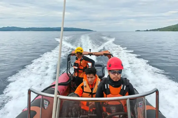 Tim SAR melakukan pencarian nelayan yang doilaporkan jatuh ke laut di periarian pulau Bone Uliuno, Banggai, Senin (27/10/2025). (©Basarnas Palu)