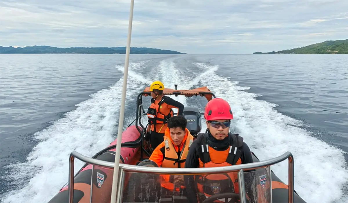 Tim SAR melakukan pencarian nelayan yang doilaporkan jatuh ke laut di periarian pulau Bone Uliuno, Banggai, Senin (27/10/2025). (©Basarnas Palu)
