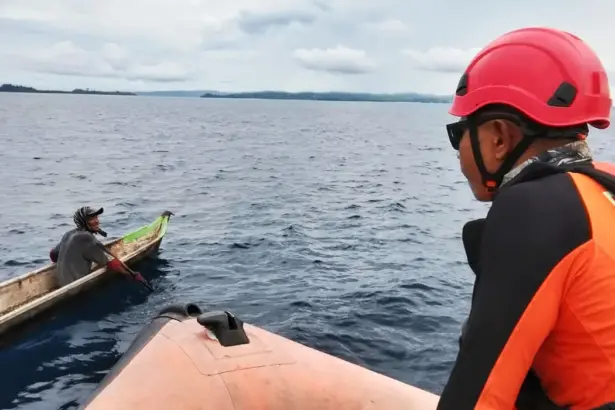 Tim SAR melakukan pencarian seorang nelayan yang doilaporkan jatuh ke laut di periarian pulau Bone Uliuno, Banggai, Senin (27/10/2025). (©Basarnas Palu)