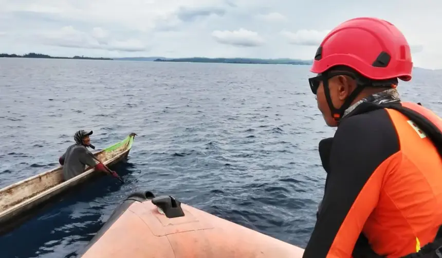 Tim SAR melakukan pencarian seorang nelayan yang doilaporkan jatuh ke laut di periarian pulau Bone Uliuno, Banggai, Senin (27/10/2025). (©Basarnas Palu)