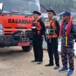 Tim SAR melakukan briefing sebelum melakukan operasi pencarian pencari batu yang hilang di morowali, Selasa (7/10/2025). (© Basarnas Palu)