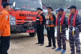 Tim SAR melakukan briefing sebelum melakukan operasi pencarian pencari batu yang hilang di morowali, Selasa (7/10/2025). (© Basarnas Palu)