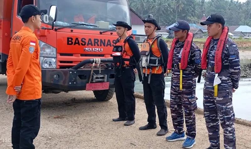 Tim SAR melakukan briefing sebelum melakukan operasi pencarian pencari batu yang hilang di morowali, Selasa (7/10/2025). (© Basarnas Palu)