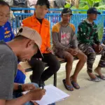 Keluarga korban meneken berita acara penghentian pencarian korban nelayan yanh linag di Pulau Umbele, Morowali, Minggu (12/10/2025). (© Basarnas Palu)
