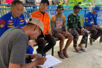 Keluarga korban meneken berita acara penghentian pencarian korban nelayan yanh linag di Pulau Umbele, Morowali, Minggu (12/10/2025). (© Basarnas Palu)