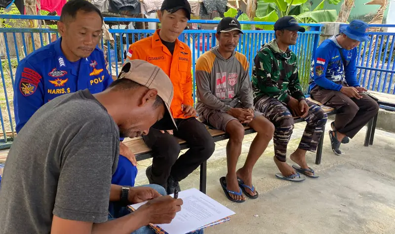 Keluarga korban meneken berita acara penghentian pencarian korban nelayan yanh linag di Pulau Umbele, Morowali, Minggu (12/10/2025). (© Basarnas Palu)