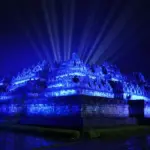 Candi Borobudur diterangi cahaya biru untuk memperingati hari lahirnya PBB 80 tahun lalu berbagai landmark di dunia mempromosikan perdamaian, Hak Asasi Manusia dan kemajuan sosial (©UNIC/Dedy Maryanto)