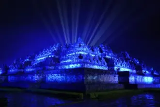 Candi Borobudur diterangi cahaya biru untuk memperingati hari lahirnya PBB 80 tahun lalu berbagai landmark di dunia mempromosikan perdamaian, Hak Asasi Manusia dan kemajuan sosial (©UNIC/Dedy Maryanto)