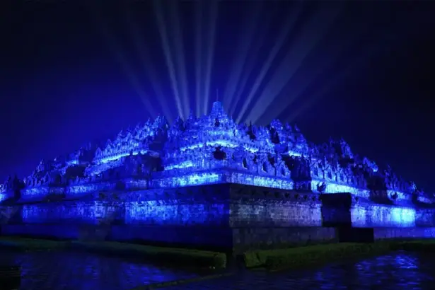 Candi Borobudur diterangi cahaya biru untuk memperingati hari lahirnya PBB 80 tahun lalu berbagai landmark di dunia mempromosikan perdamaian, Hak Asasi Manusia dan kemajuan sosial (©UNIC/Dedy Maryanto)