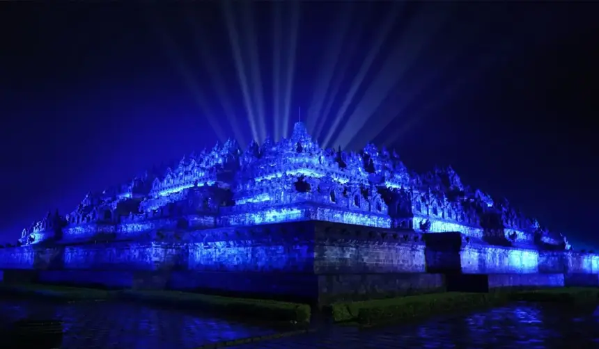 Candi Borobudur diterangi cahaya biru untuk memperingati hari lahirnya PBB 80 tahun lalu berbagai landmark di dunia mempromosikan perdamaian, Hak Asasi Manusia dan kemajuan sosial (©UNIC/Dedy Maryanto)