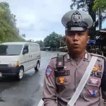 Anggota Polantas Polres Parigi Mutong, Bripka Siswanto melaporkan berakhirnya sistem buka-tutup jalan di ruas Kebun Kopi, MInggu (26/10/2025). (©Tangkapan layar video Bripka SIswanto)