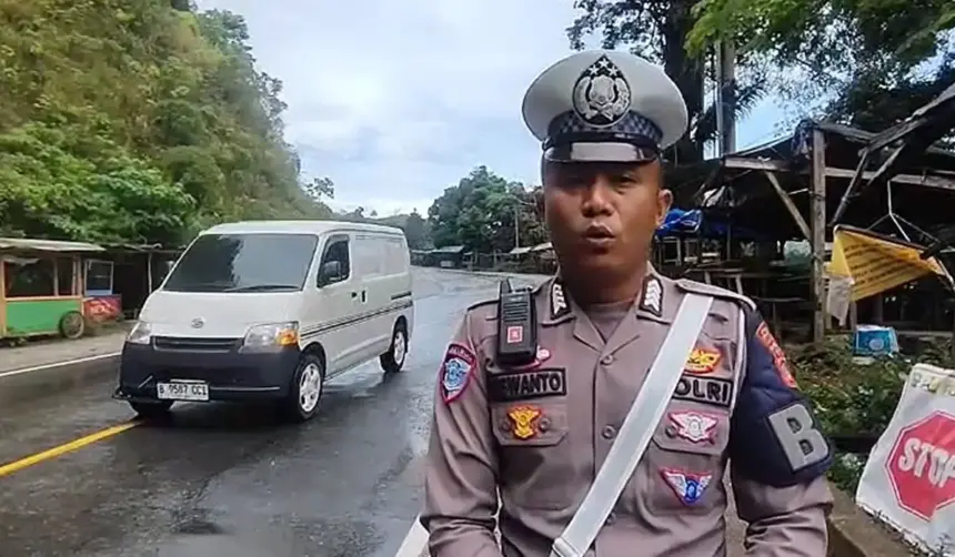 Anggota Polantas Polres Parigi Mutong, Bripka Siswanto melaporkan berakhirnya sistem buka-tutup jalan di ruas Kebun Kopi, MInggu (26/10/2025). (©Tangkapan layar video Bripka SIswanto)
