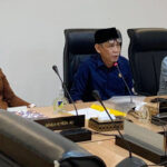Wakil Ketua DPRD Sulteng Aristan (tengah) bersama Ketua Komisi III Arnila M. Ali (kiri) dan Wakil Ketua Komisi II Sonny Tandra (kanan) pada RDP soal protes nelayan pada tambang galian C di Mamboro Barat dan Taipa, Senin (20/10/2025). (© dok khsusus)