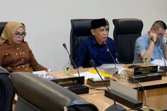 Wakil Ketua DPRD Sulteng Aristan (tengah) bersama Ketua Komisi III Arnila M. Ali (kiri) dan Wakil Ketua Komisi II Sonny Tandra (kanan) pada RDP soal protes nelayan pada tambang galian C di Mamboro Barat dan Taipa, Senin (20/10/2025). (© dok khsusus)