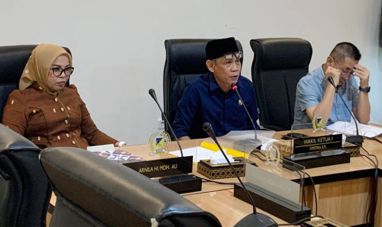 Wakil Ketua DPRD Sulteng Aristan (tengah) bersama Ketua Komisi III Arnila M. Ali (kiri) dan Wakil Ketua Komisi II Sonny Tandra (kanan) pada RDP soal protes nelayan pada tambang galian C di Mamboro Barat dan Taipa, Senin (20/10/2025). (© dok khsusus)